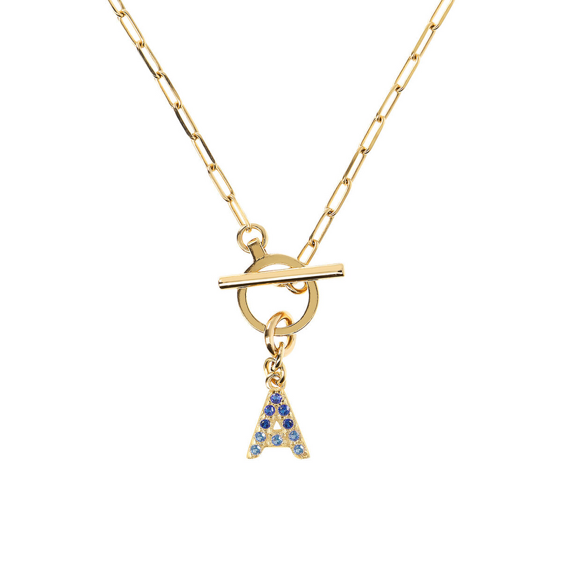 Goldene Halskette mit Buchstaben-Anhänger aus Zirkonia.