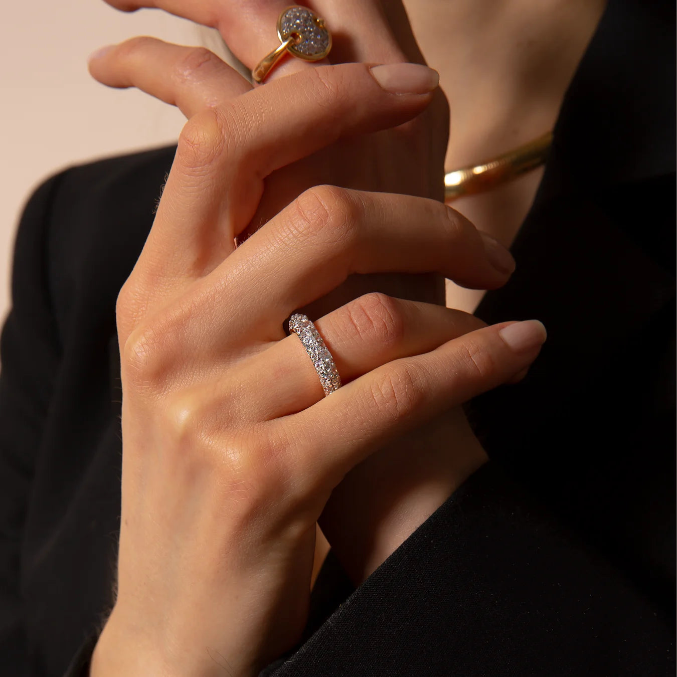 Goldener Riviera-Ring mit Pavé aus Zirkonia
