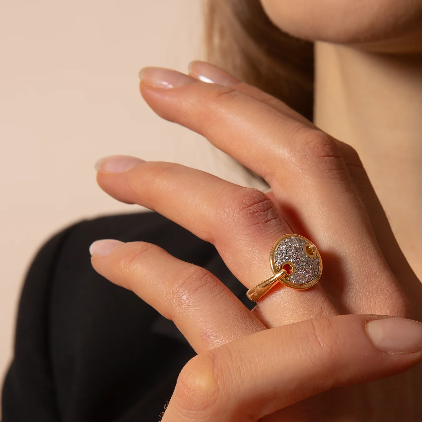 Goldener Cocktailring mit rundem Cubic Zirkonia Pavé Element