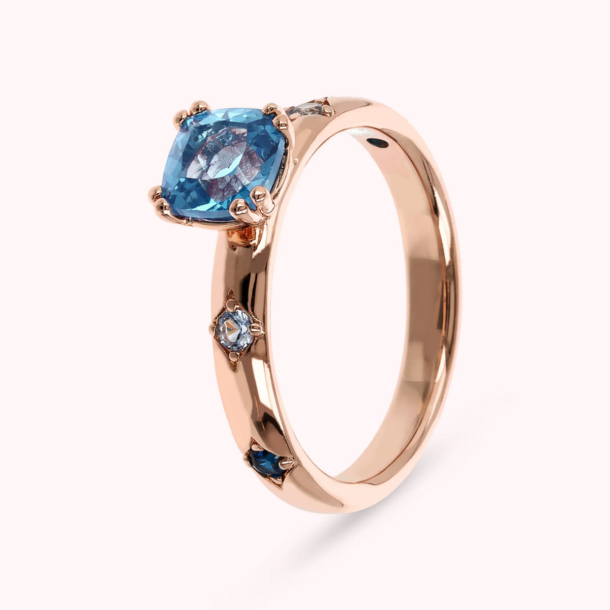 Étoile Solitär-Ring mit kissenförmigem Prisma-Gem-Schliff