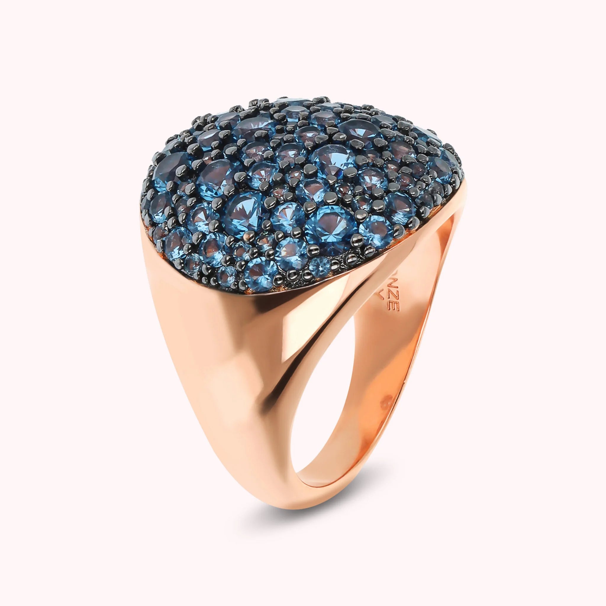 Bague chevalière avec pavé rond en zircon cubique