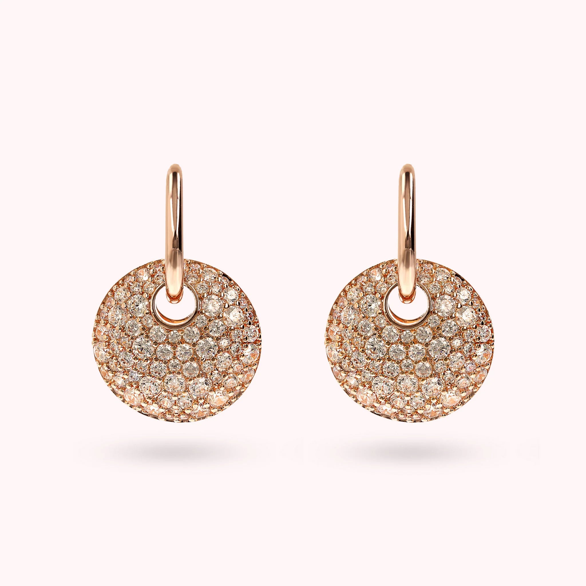 Orecchini Pendenti con Tondo Traforato e Pavé in Cubic Zirconia