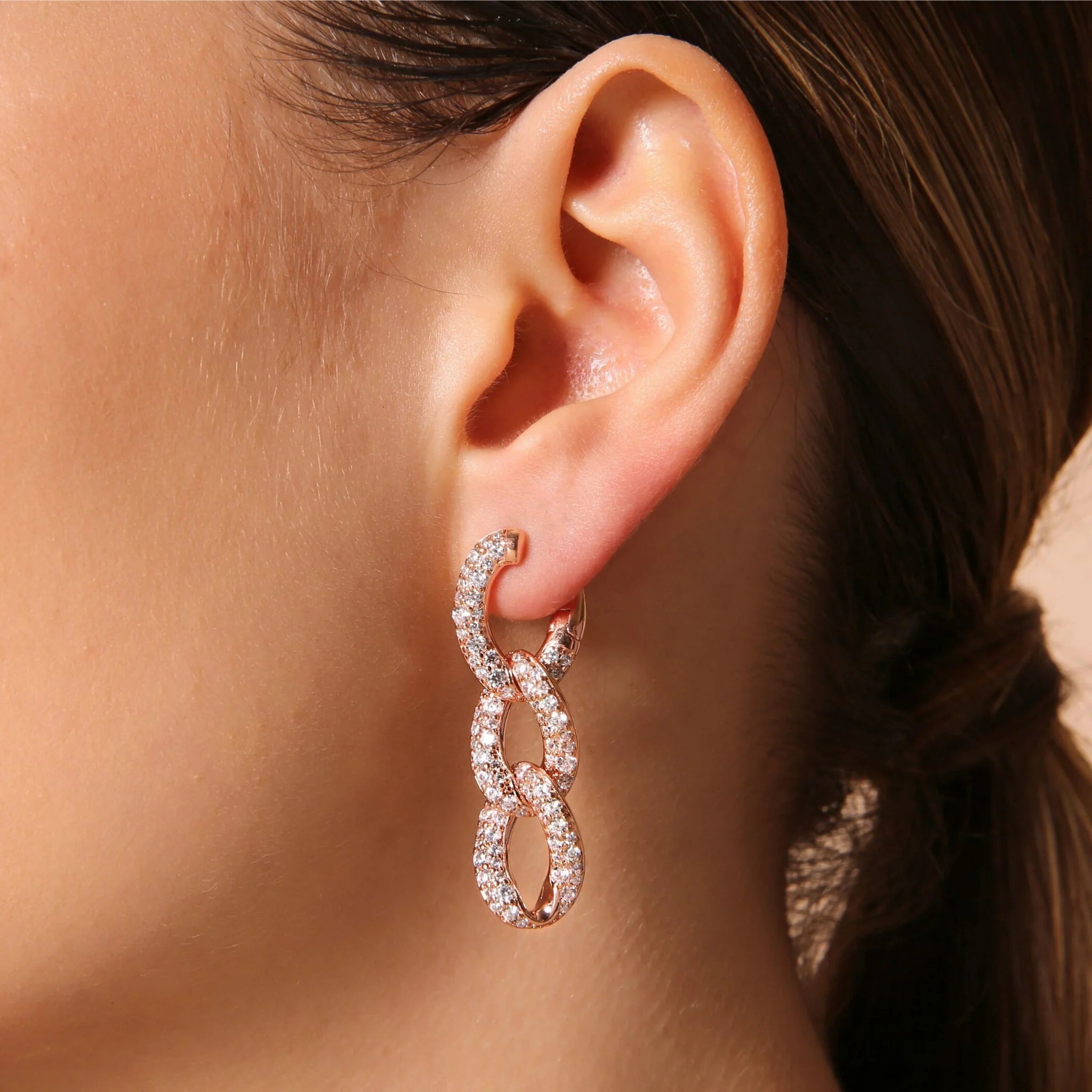 Hängende Ohrringe mit Grumetta-Kette und Pavé aus Zirkonia