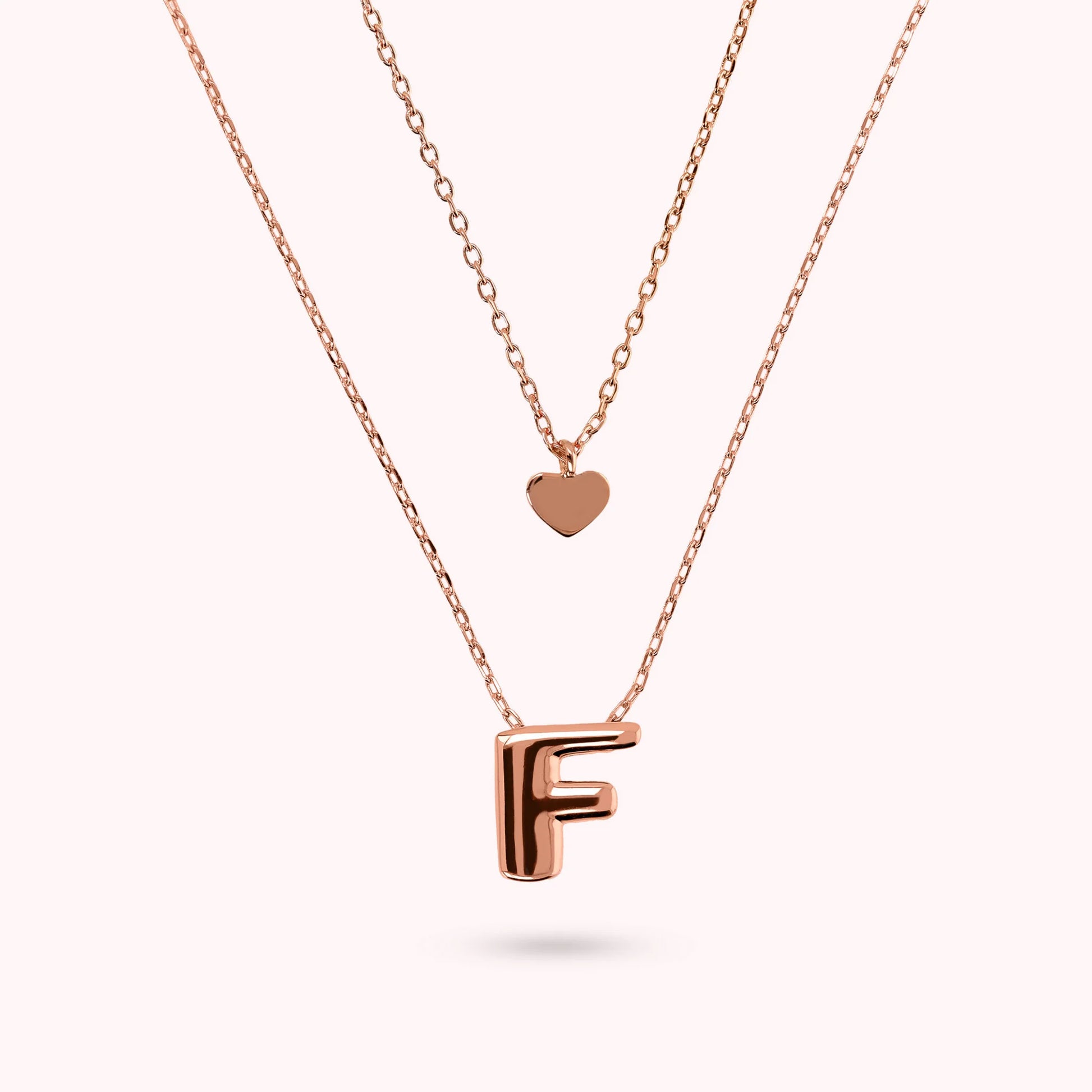 Mehrreihige abgestufte Forzatina-Kette mit Herz- und Buchstabenanhänger