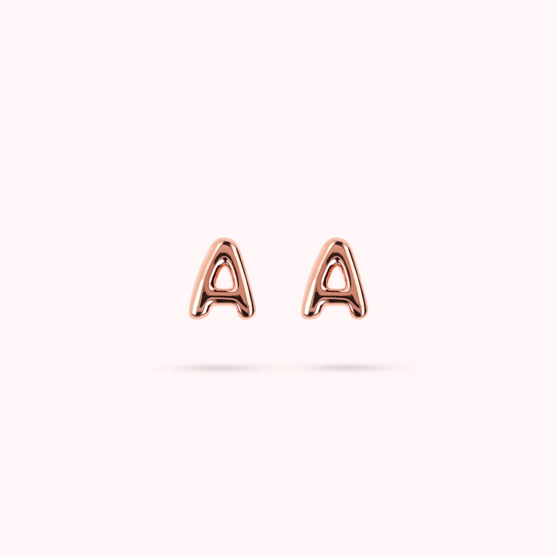 Stecker-Ohrringe mit Buchstaben