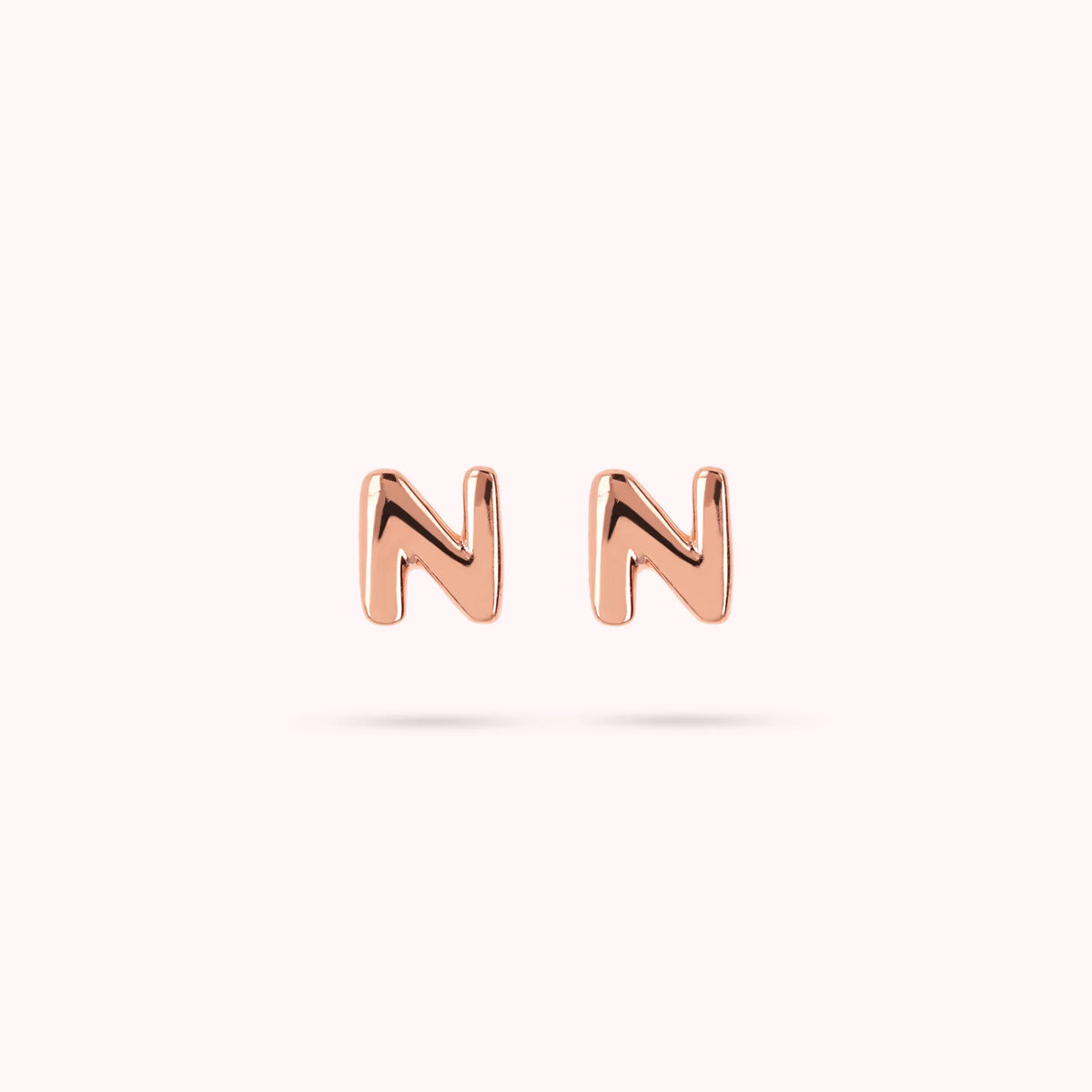 Boucles d'oreilles clous avec lettre  