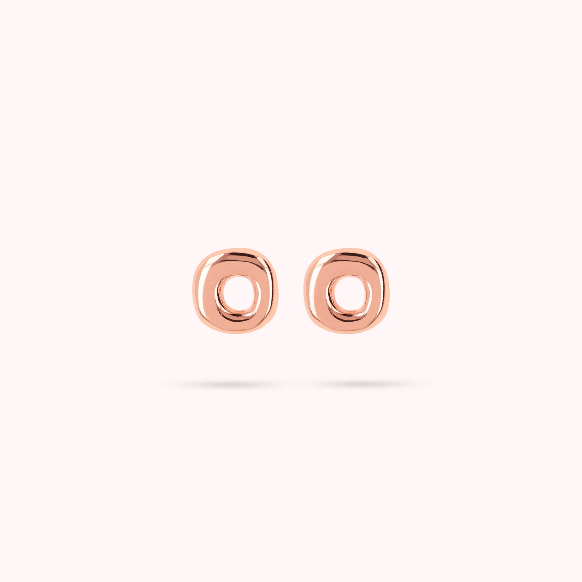 Stecker-Ohrringe mit Buchstaben