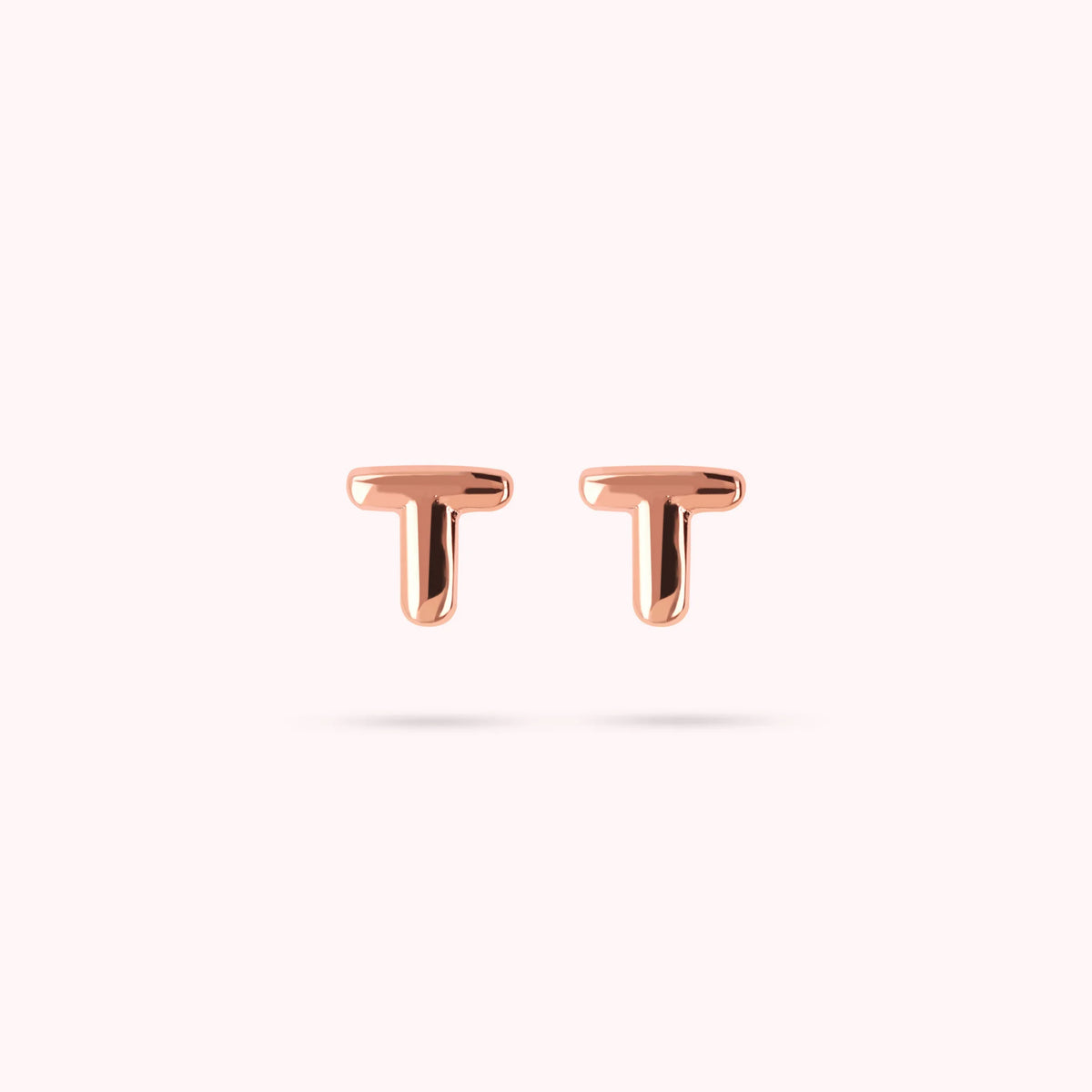 Boucles d'oreilles clous avec lettre  