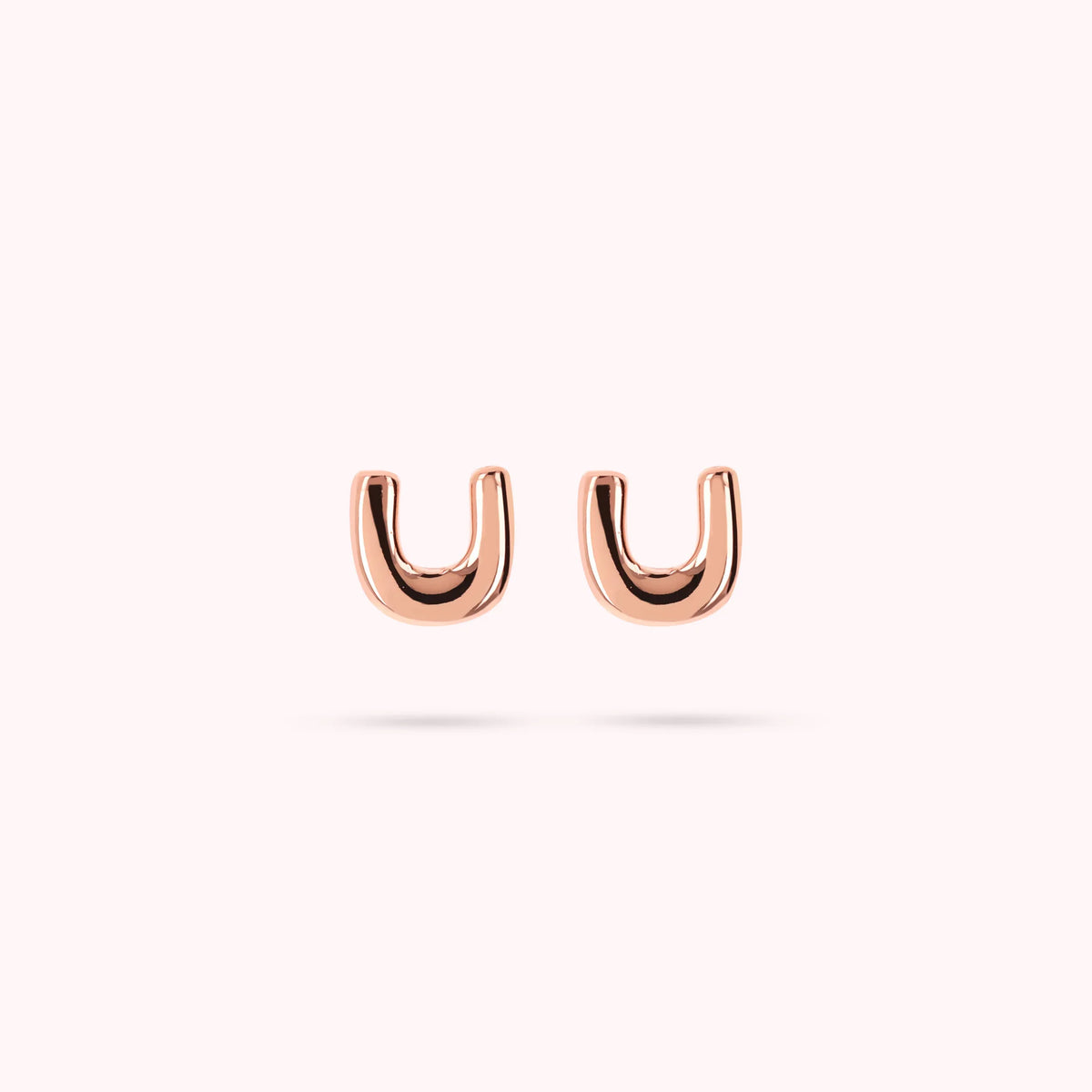 Boucles d'oreilles clous avec lettre  