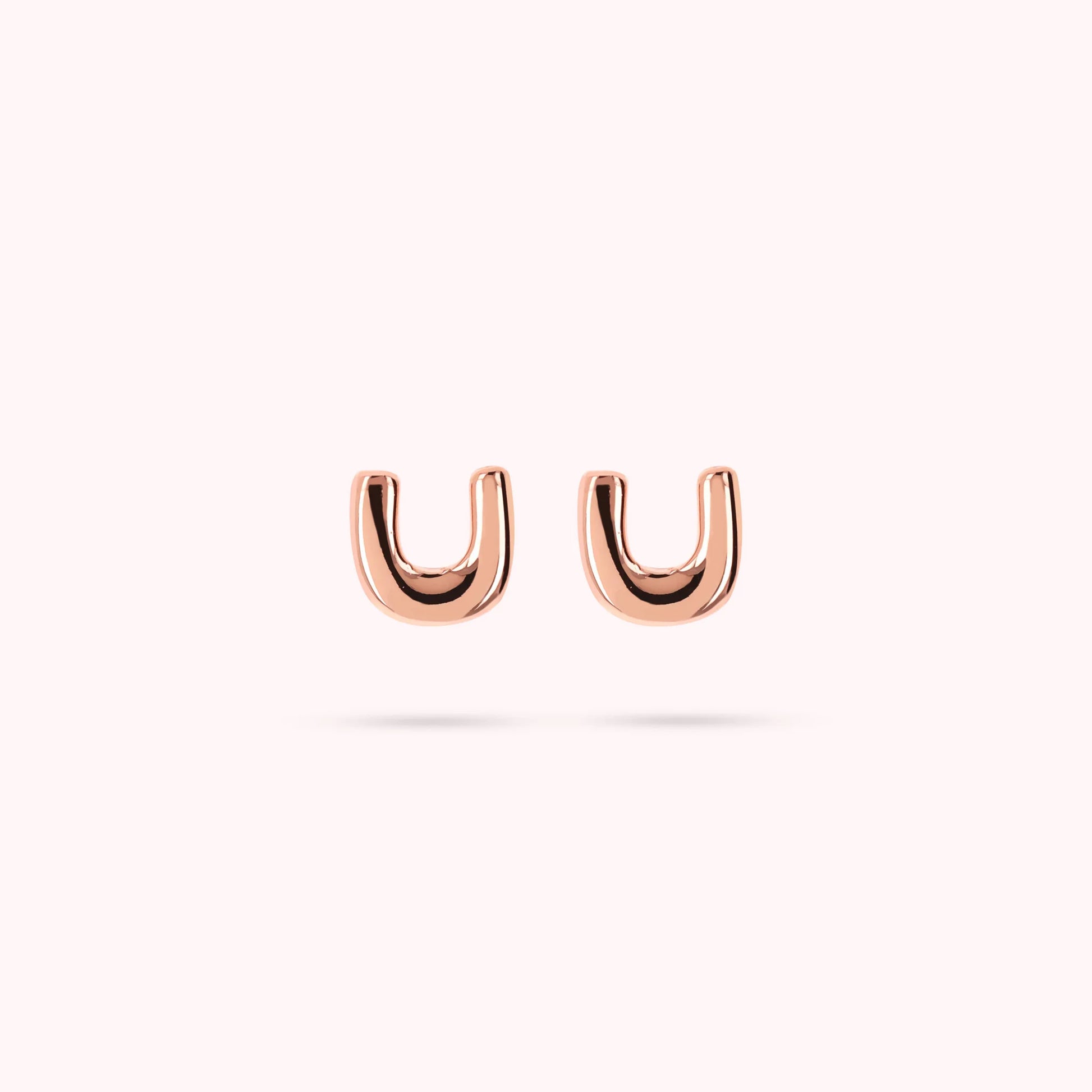 Stecker-Ohrringe mit Buchstaben