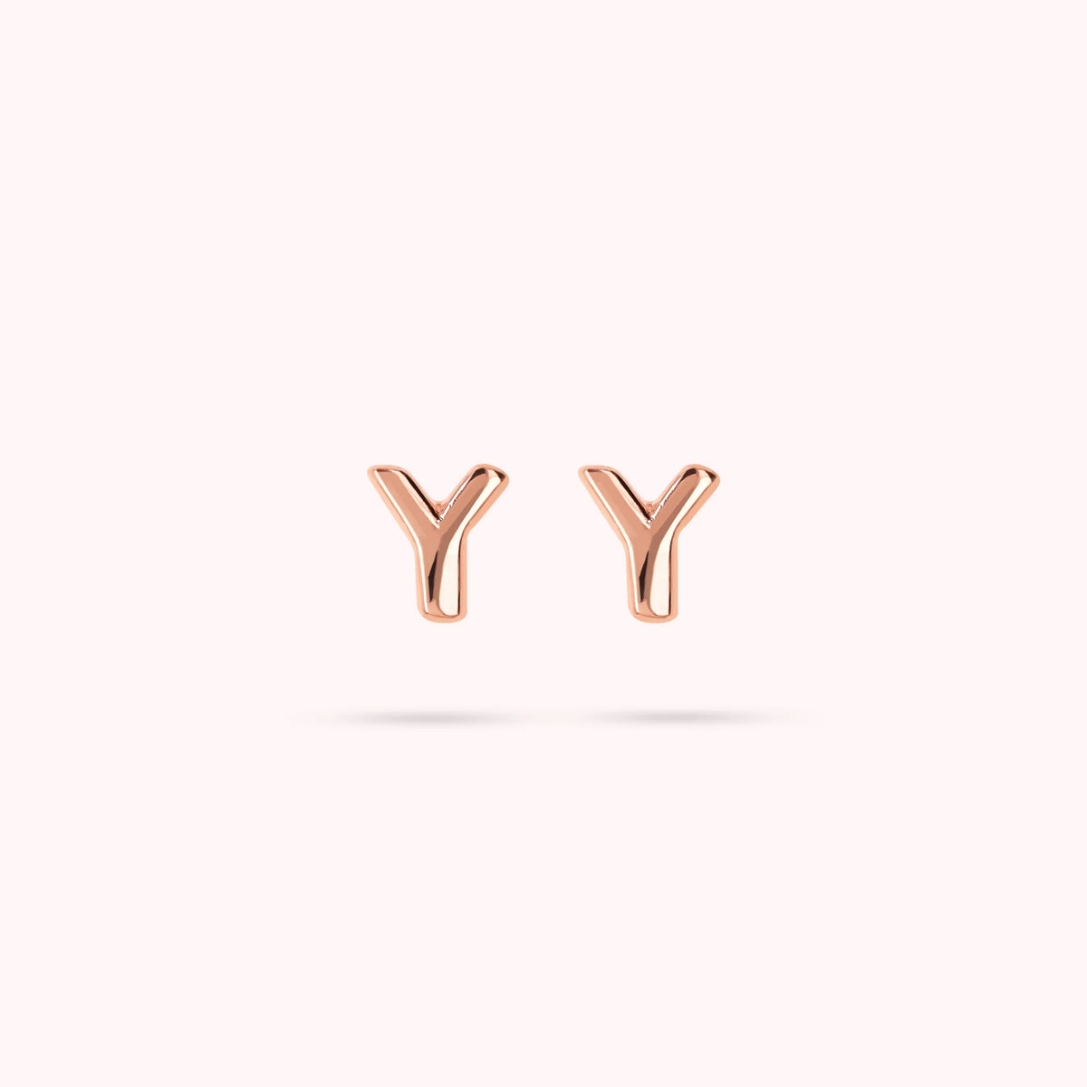 Boucles d'oreilles clous avec lettre  