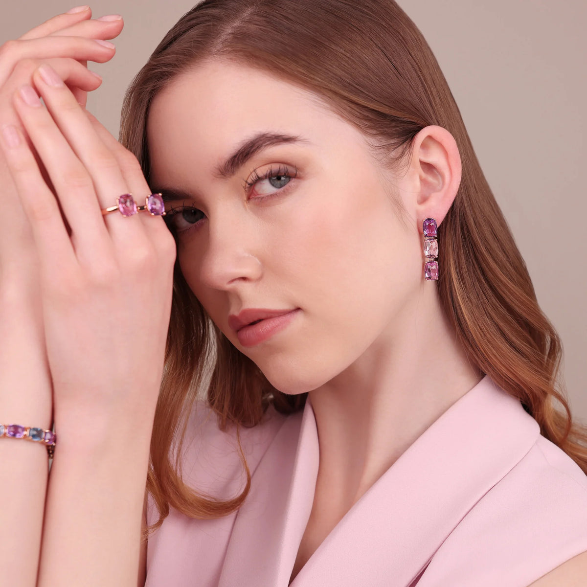Boucles d'oreilles pendantes trilogie avec mosaïque de pierres précieuses taillées en prisme