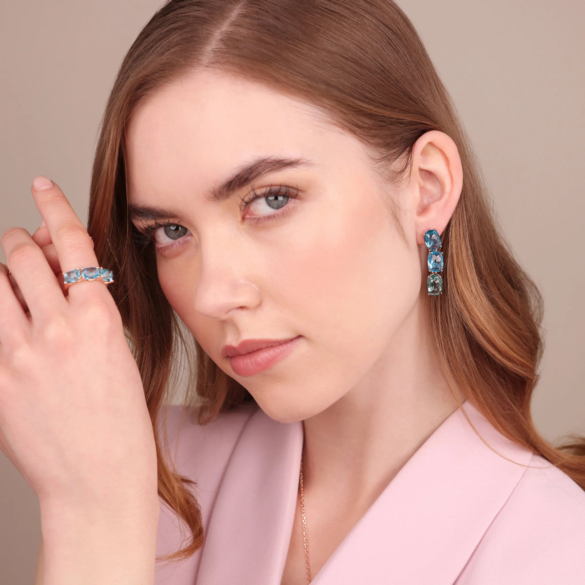 Boucles d'oreilles pendantes trilogie avec mosaïque de pierres précieuses taillées en prisme