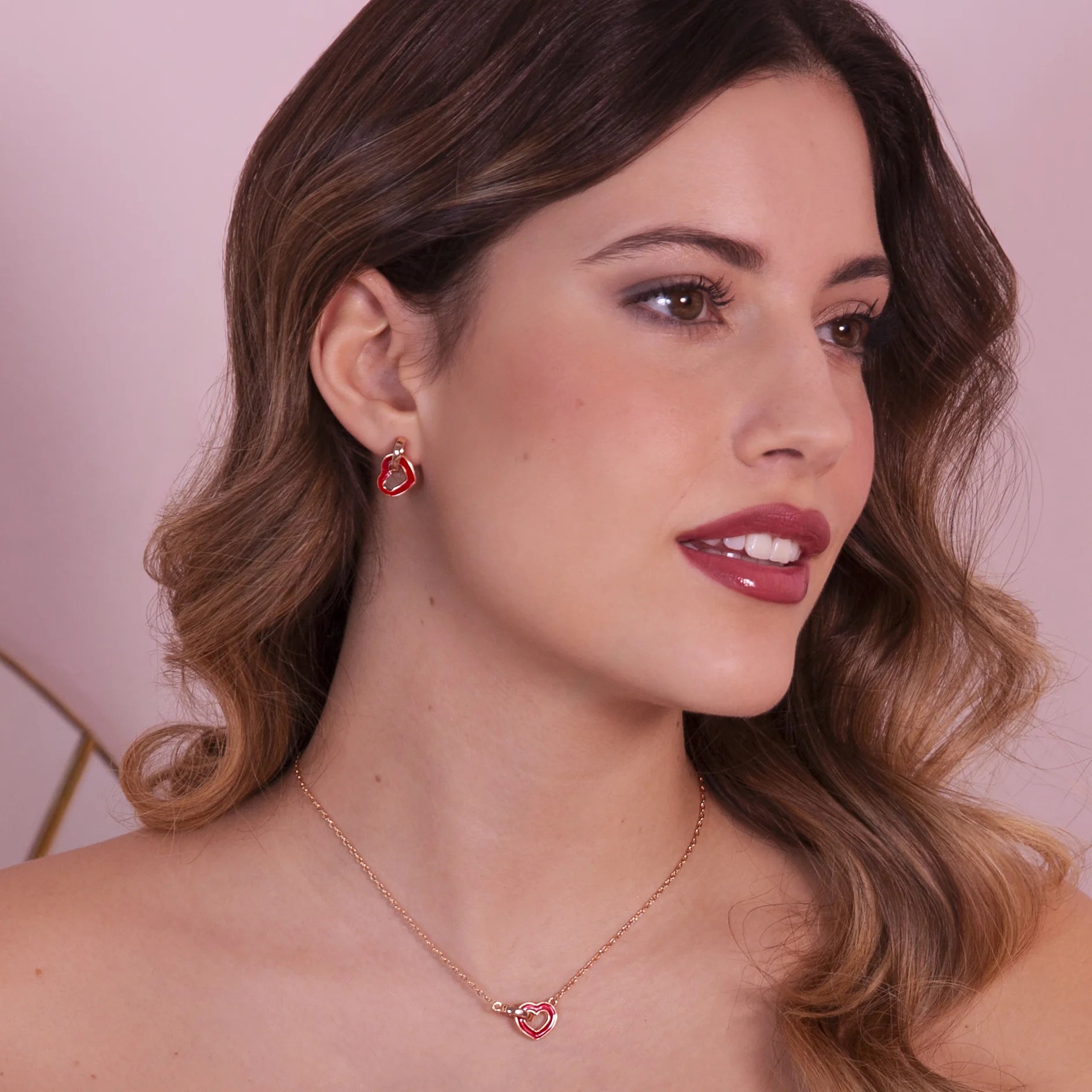 Boucles d'Oreilles Pendantes avec Double Élément Émaillé Coeur et Maillon Ovale