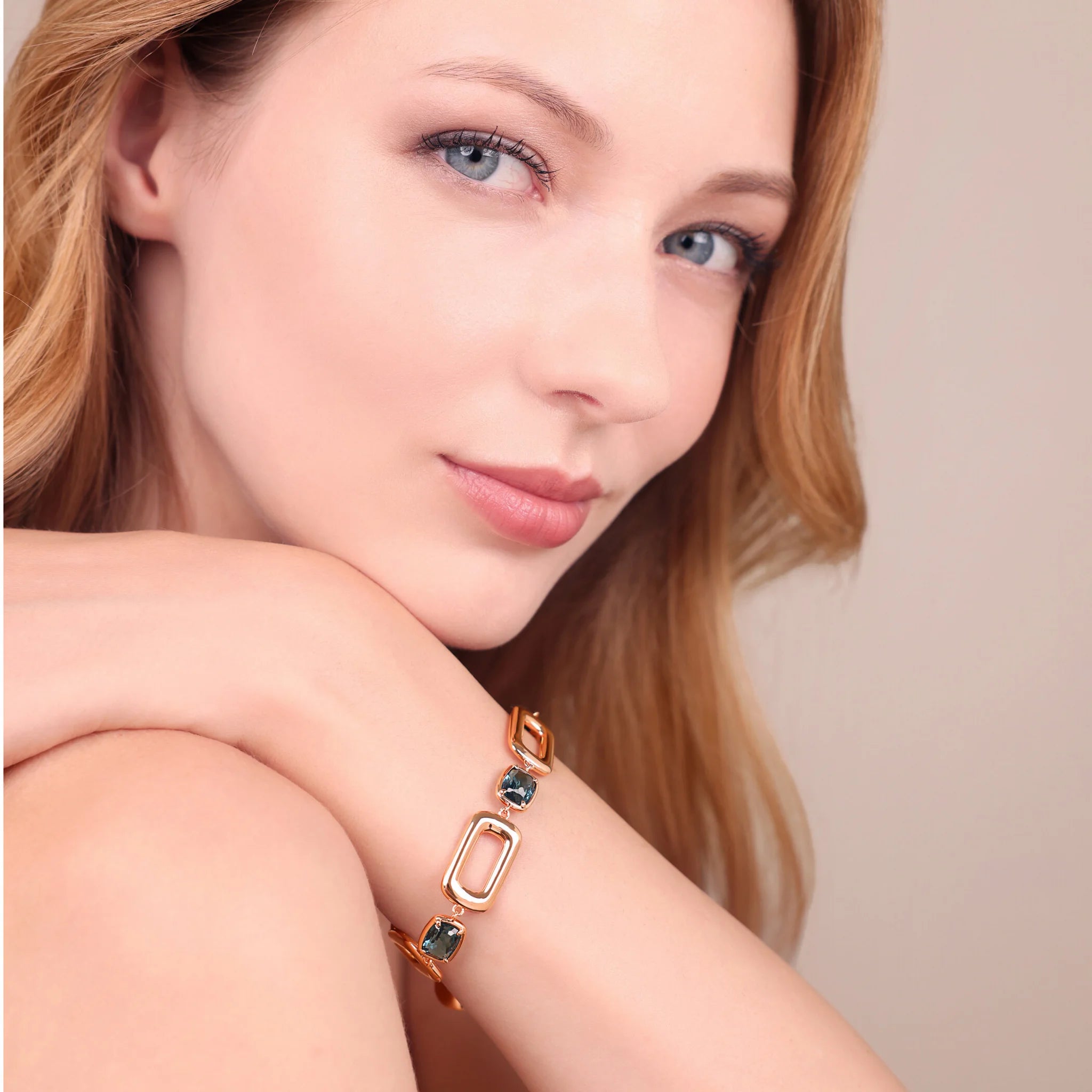 Bracelet Essentiel mailles rectangulaires et gemme prisme baguette  