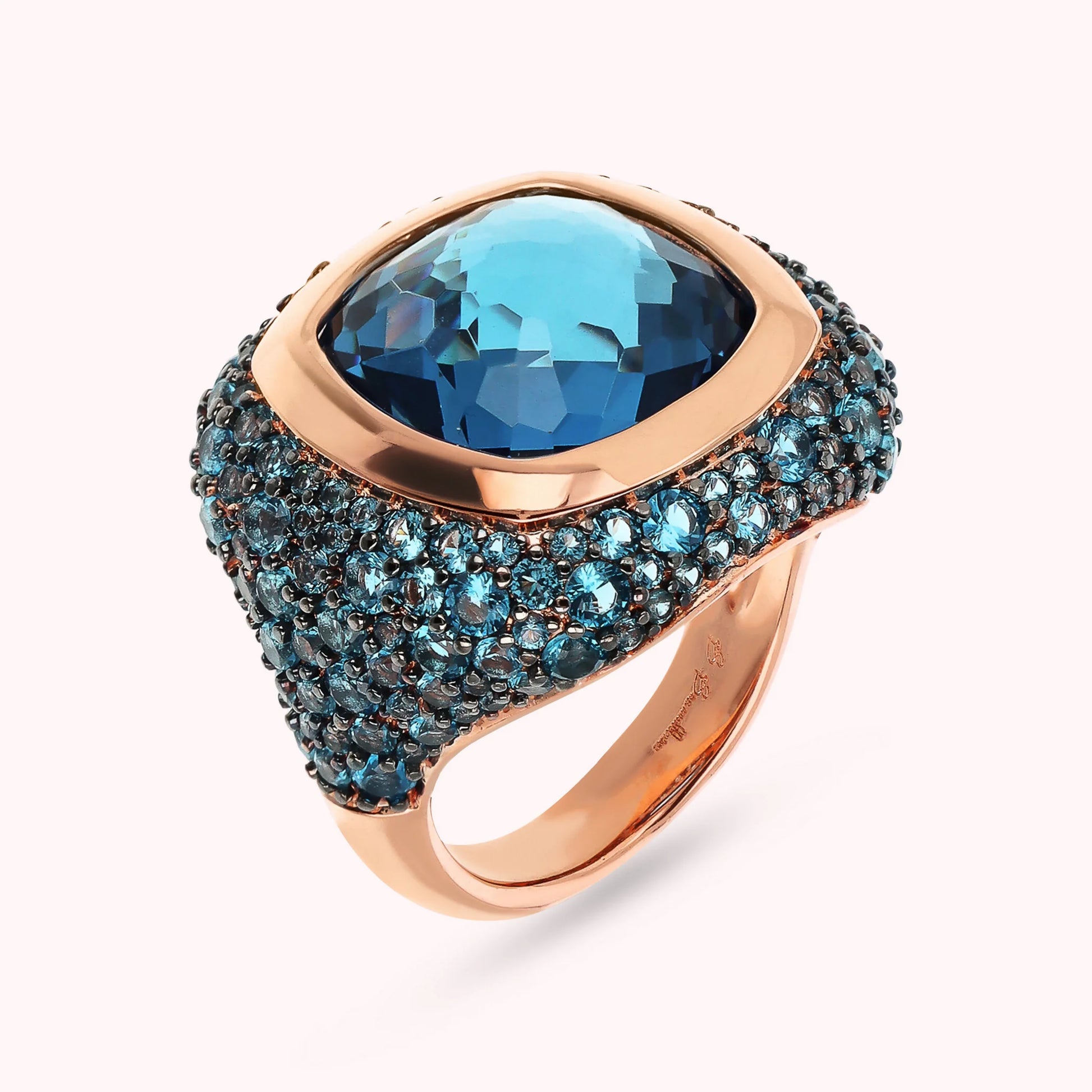 Bague Chevalier avec pavé de pierres précieuses Prisma et de zircon cubique