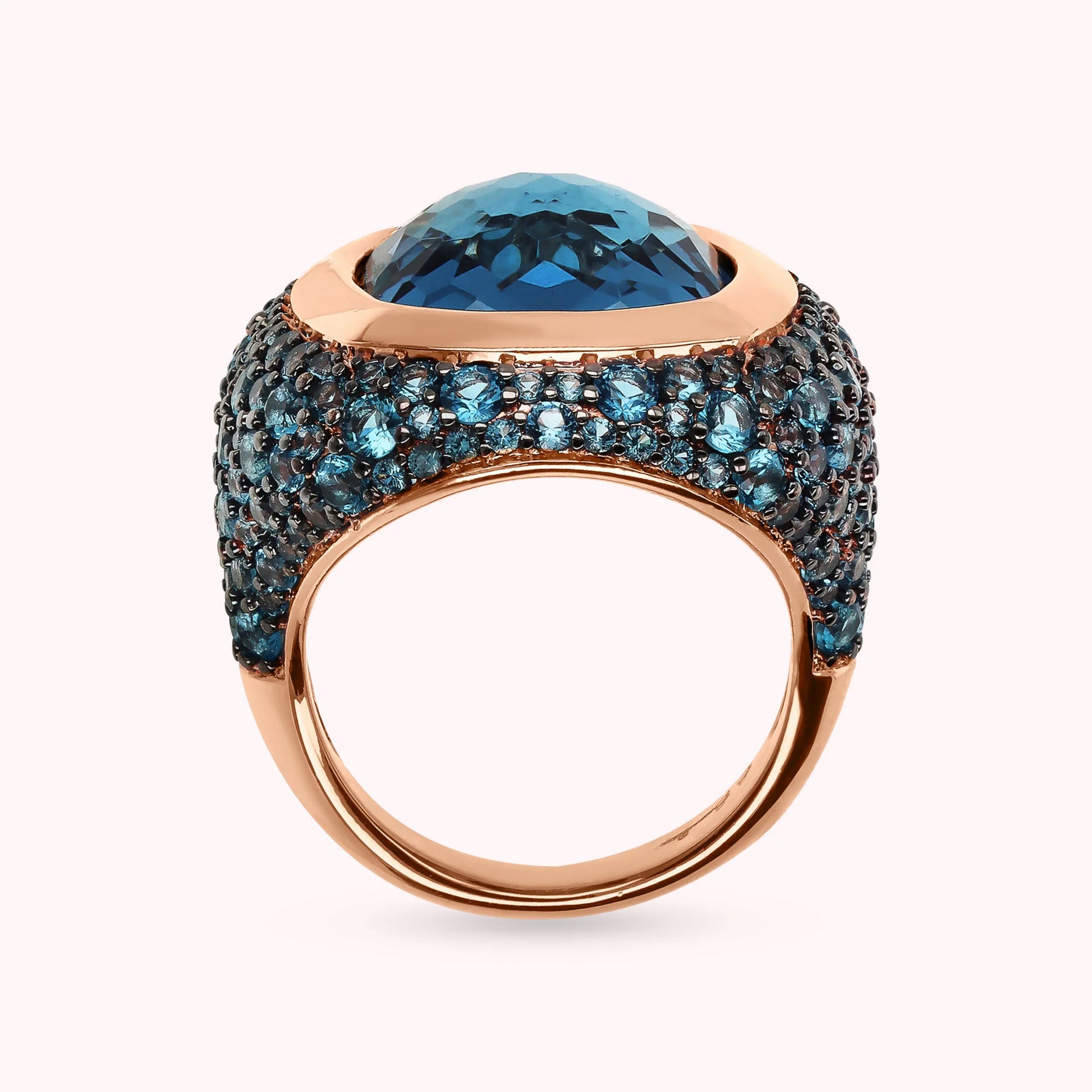 Bague Chevalier avec pavé de pierres précieuses Prisma et de zircon cubique