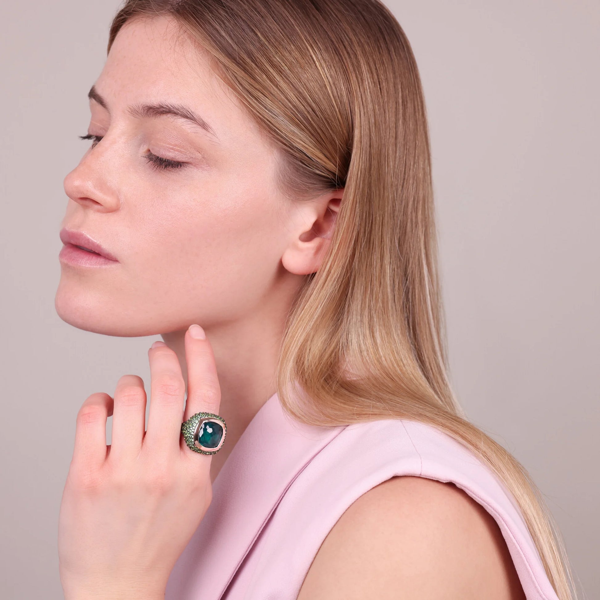Bague Chevalier avec pavé de pierres précieuses Prisma et de zircon cubique