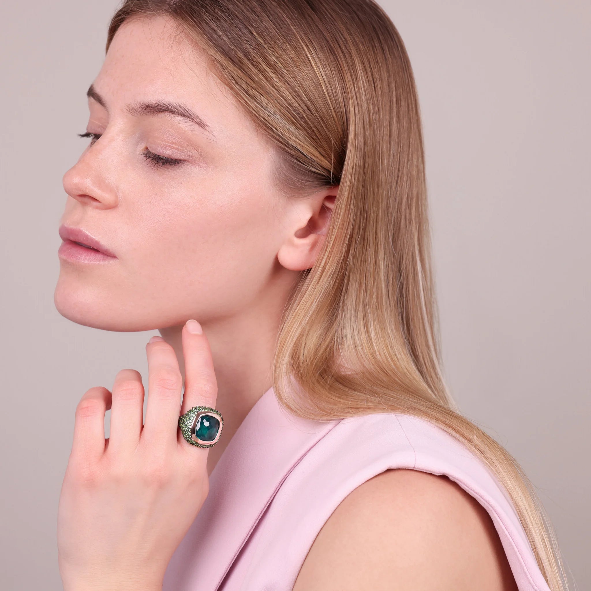Bague Chevalier avec pavé de pierres précieuses Prisma et de zircon cubique