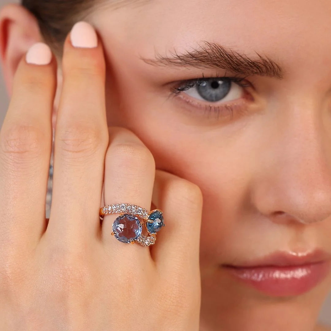 Contrarié-Ring mit rundem Edelsteinprisma und Zirkonia-Pavé