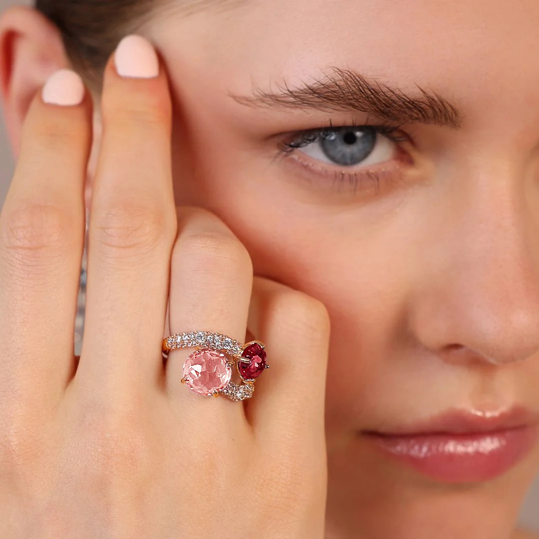 Contrarié-Ring mit rundem Edelsteinprisma und Zirkonia-Pavé