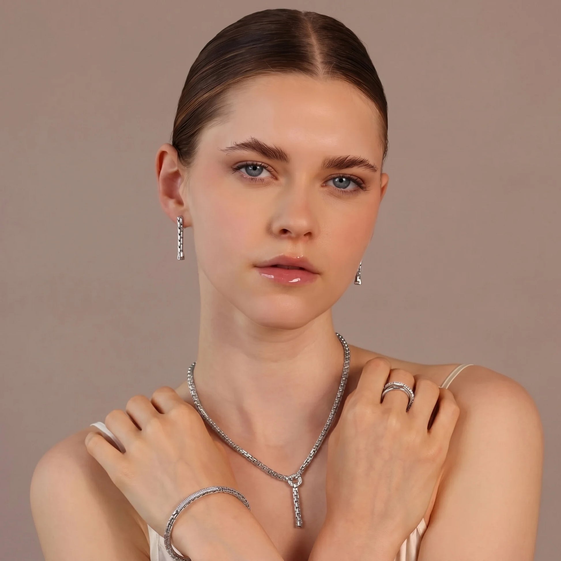 Weißes halbstarres venezianisches Maschenarmband mit Cubic-Zirkonia-Pavé-Plakette