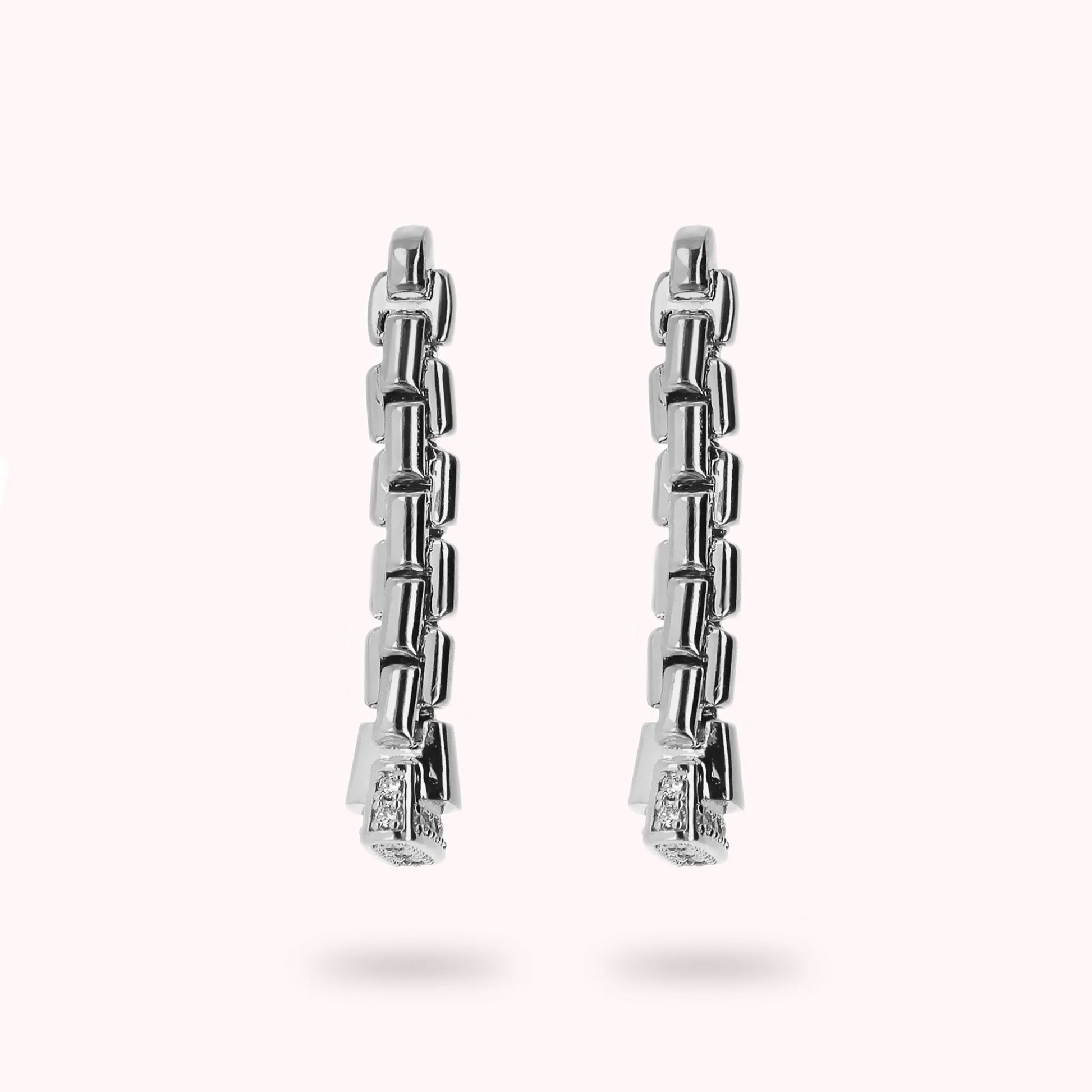 Weißer gestrickter venezianischer Strang Ohrringe mit Cubic Zirkonia Pavé