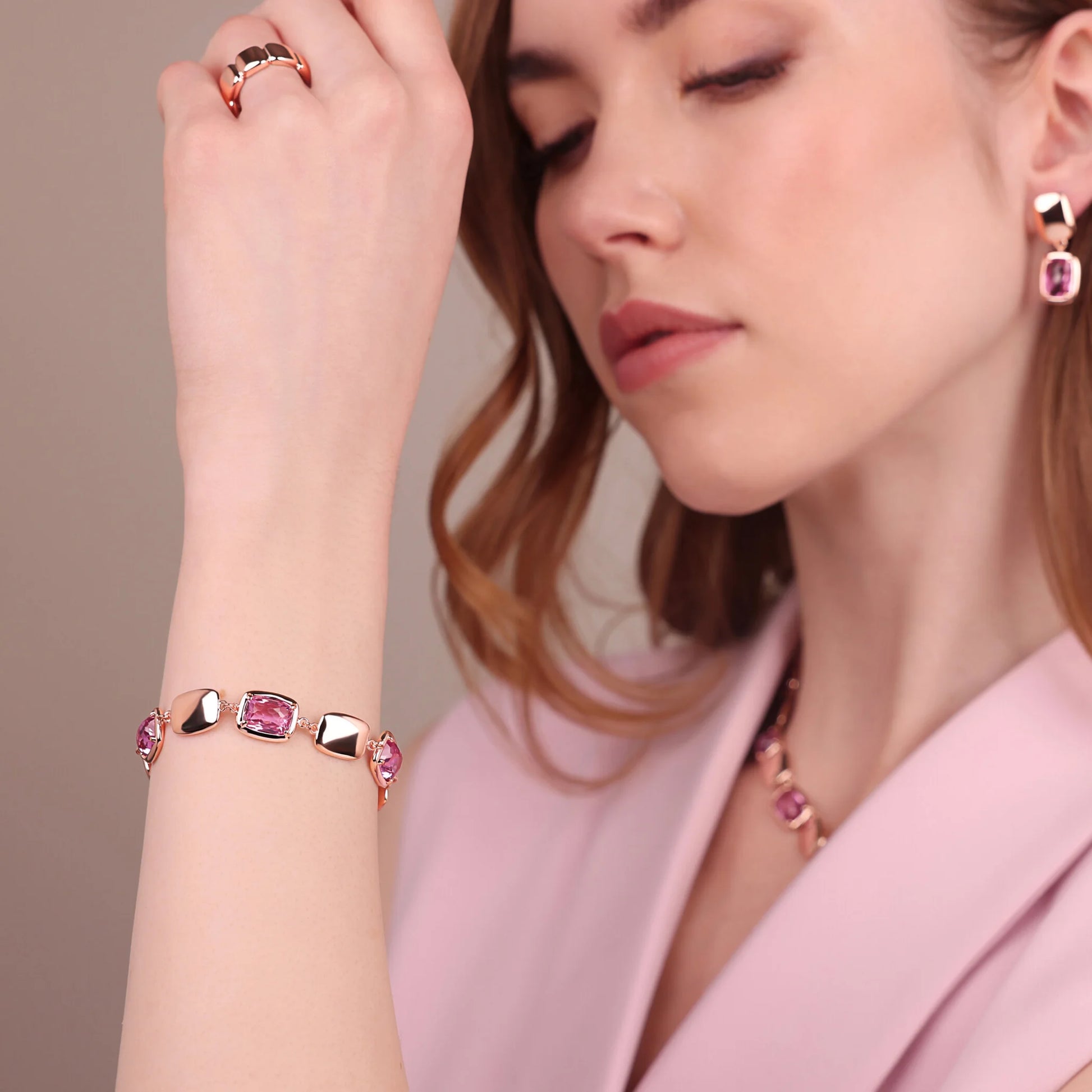 Armband mit glänzenden Nuggets und Prisma-Edelstein und Baguette