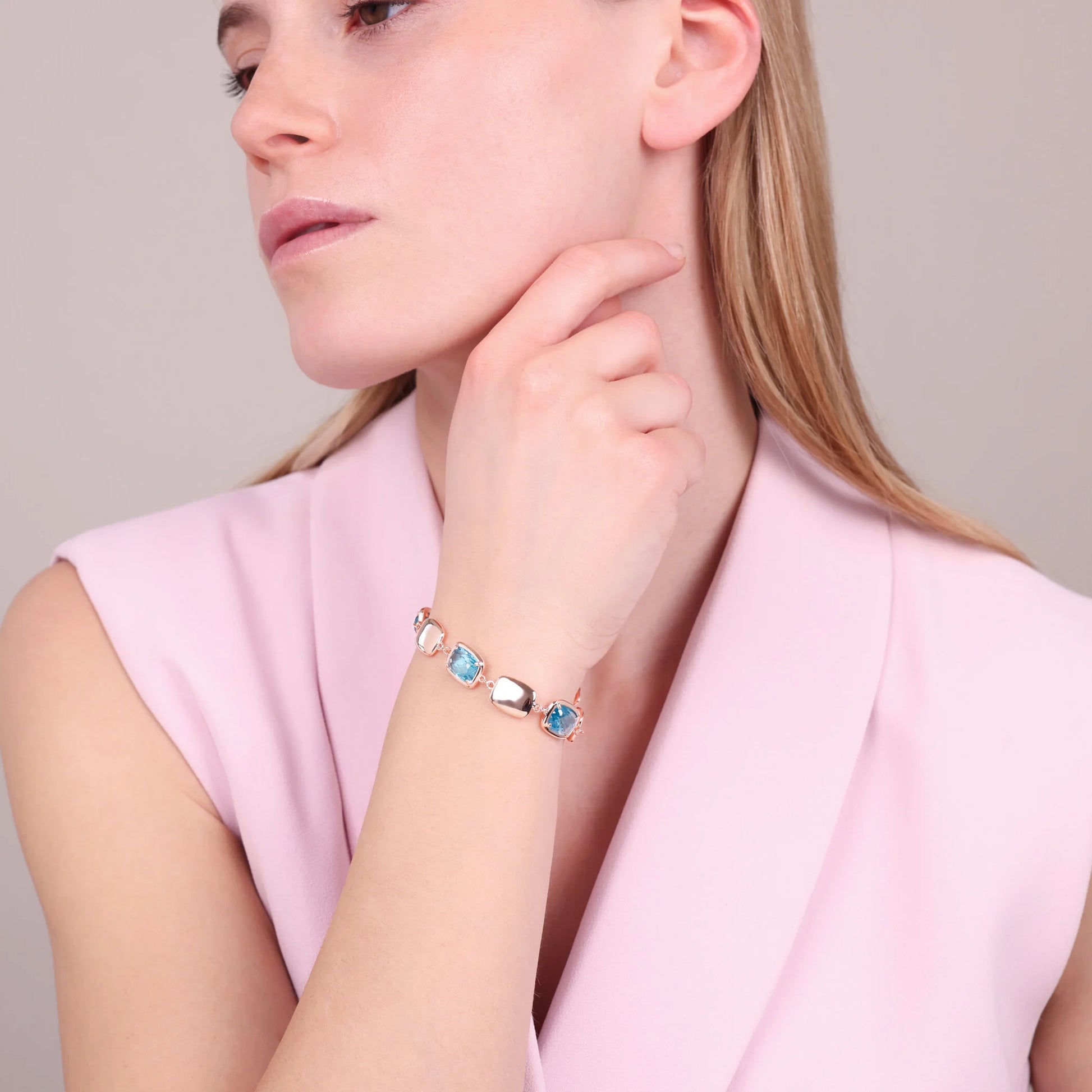 Armband mit glänzenden Nuggets und Prisma-Edelstein und Baguette