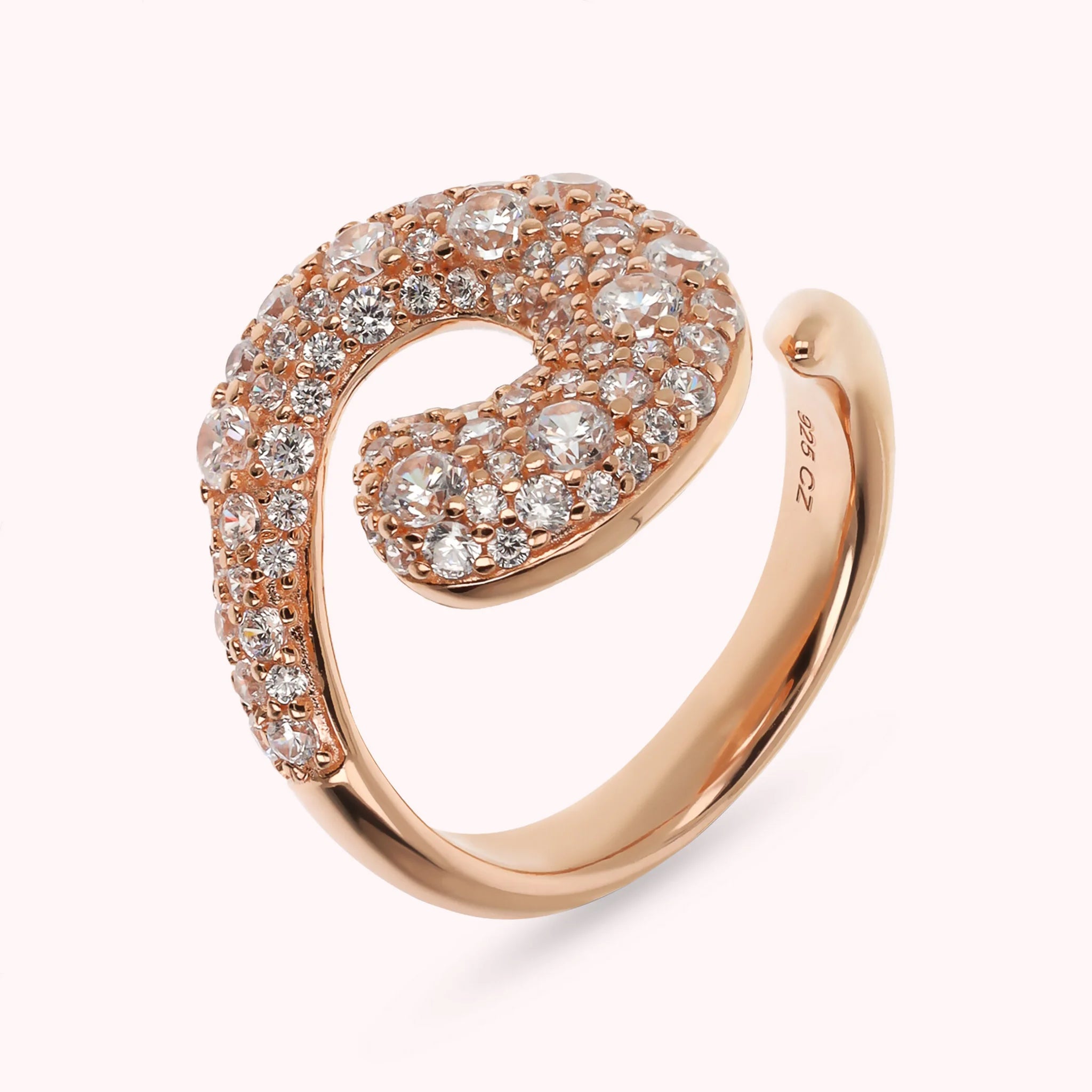 Anello Contrarié Graduato con Pavé Misto