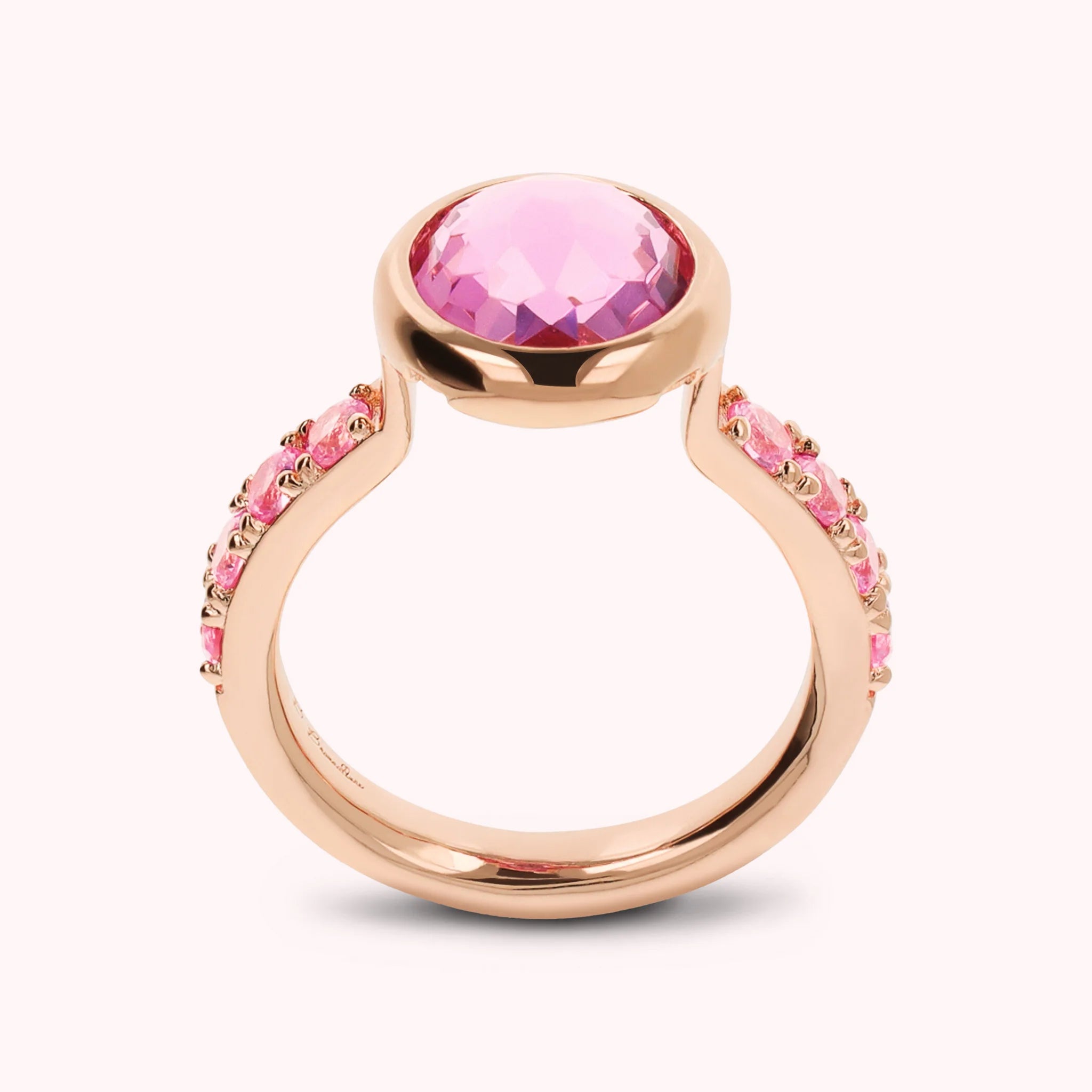Cocktailring mit kubischem Zirkon und rundem Edelsteinprisma