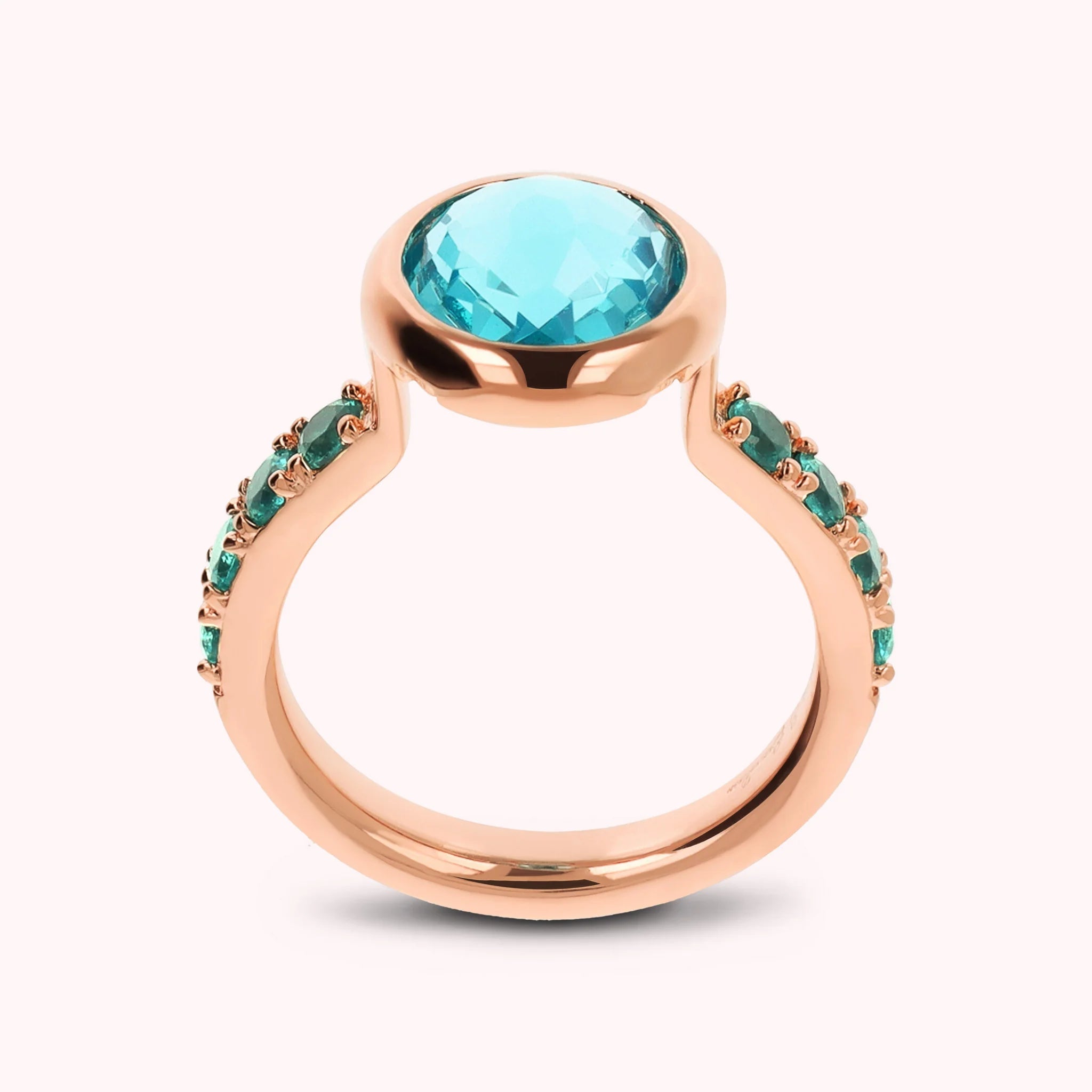 Cocktailring mit kubischem Zirkon und rundem Edelsteinprisma