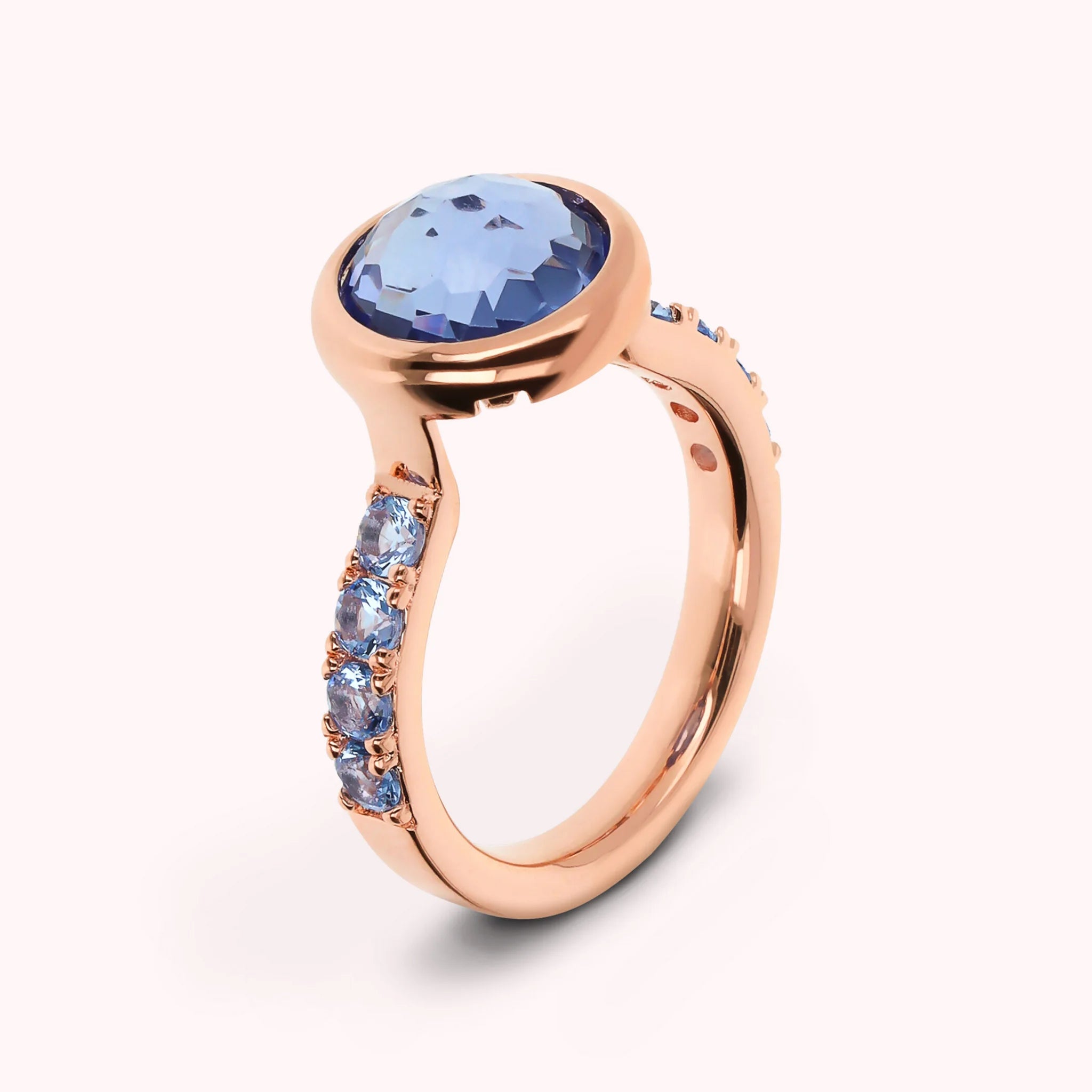 Cocktailring mit kubischem Zirkon und rundem Edelsteinprisma