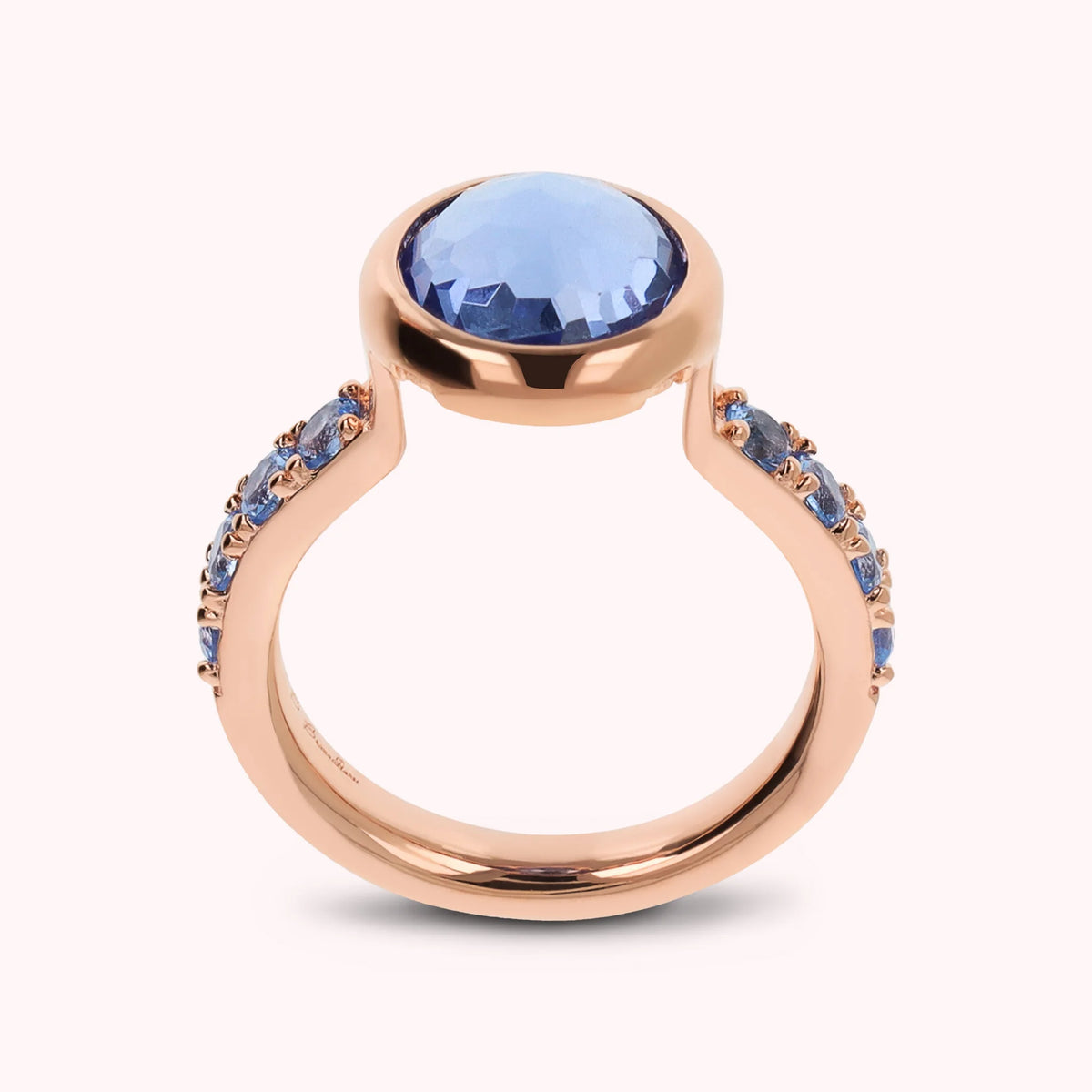 Bague de cocktail avec zircon cubique et prisme de pierres rondes