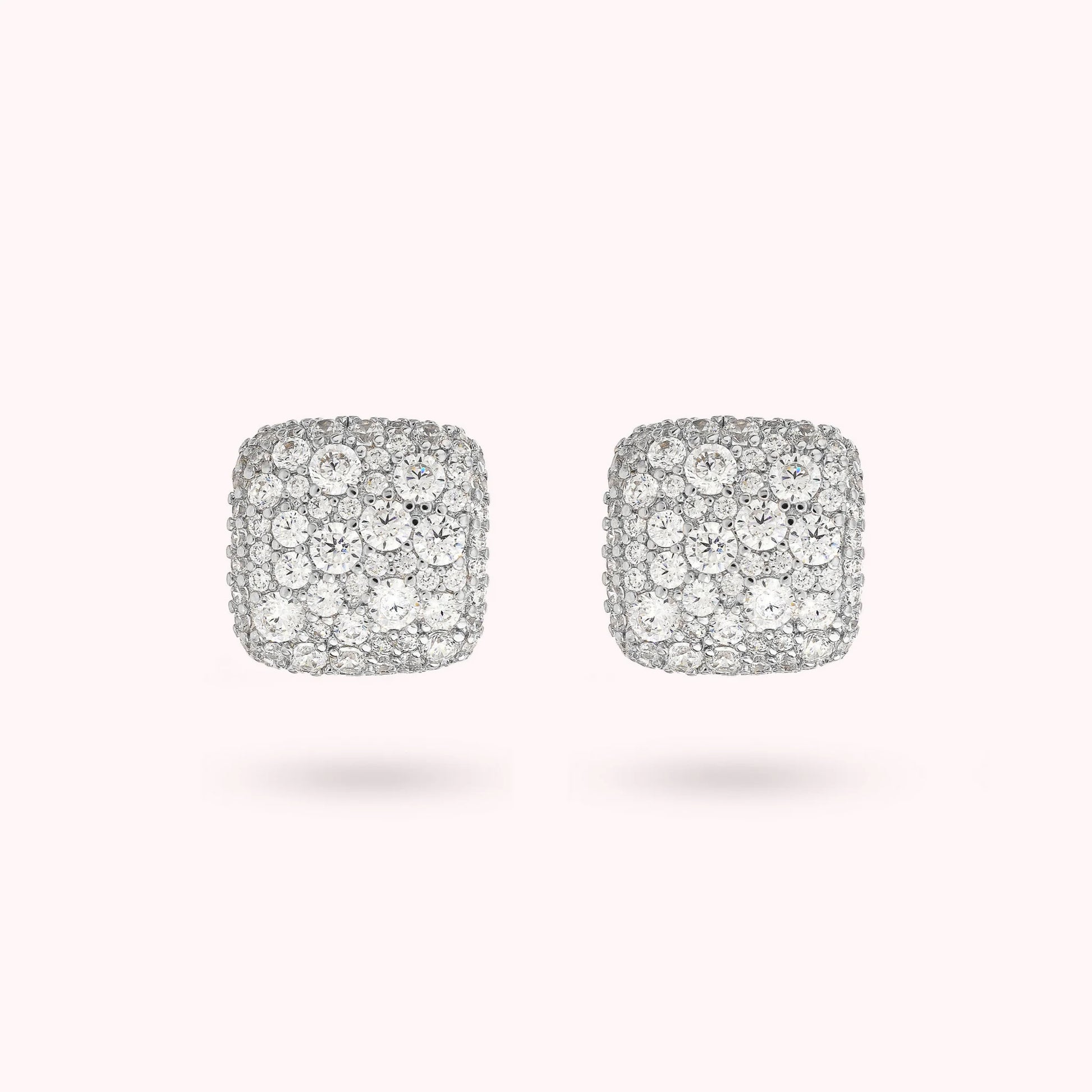 Boucles d'oreilles à lobe carré doré avec pavé de zirconium cubique