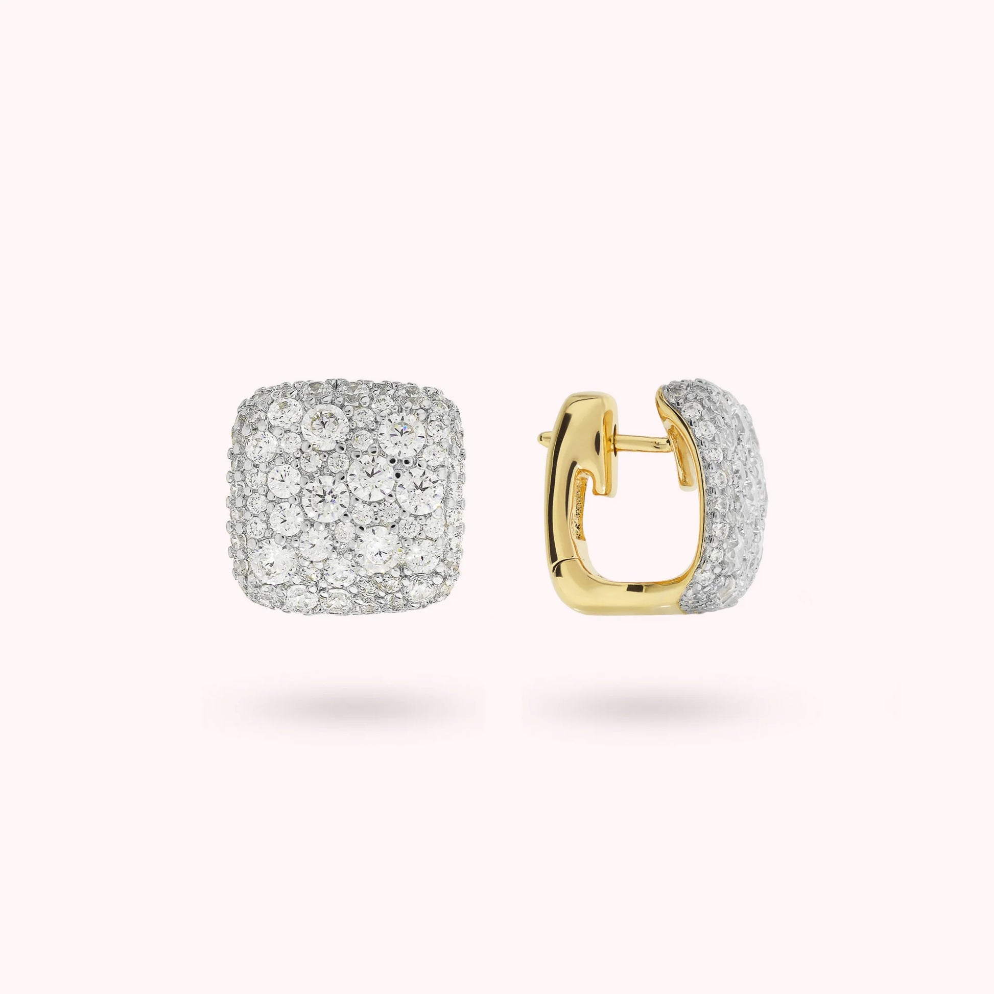 Boucles d'oreilles à lobe carré doré avec pavé de zirconium cubique