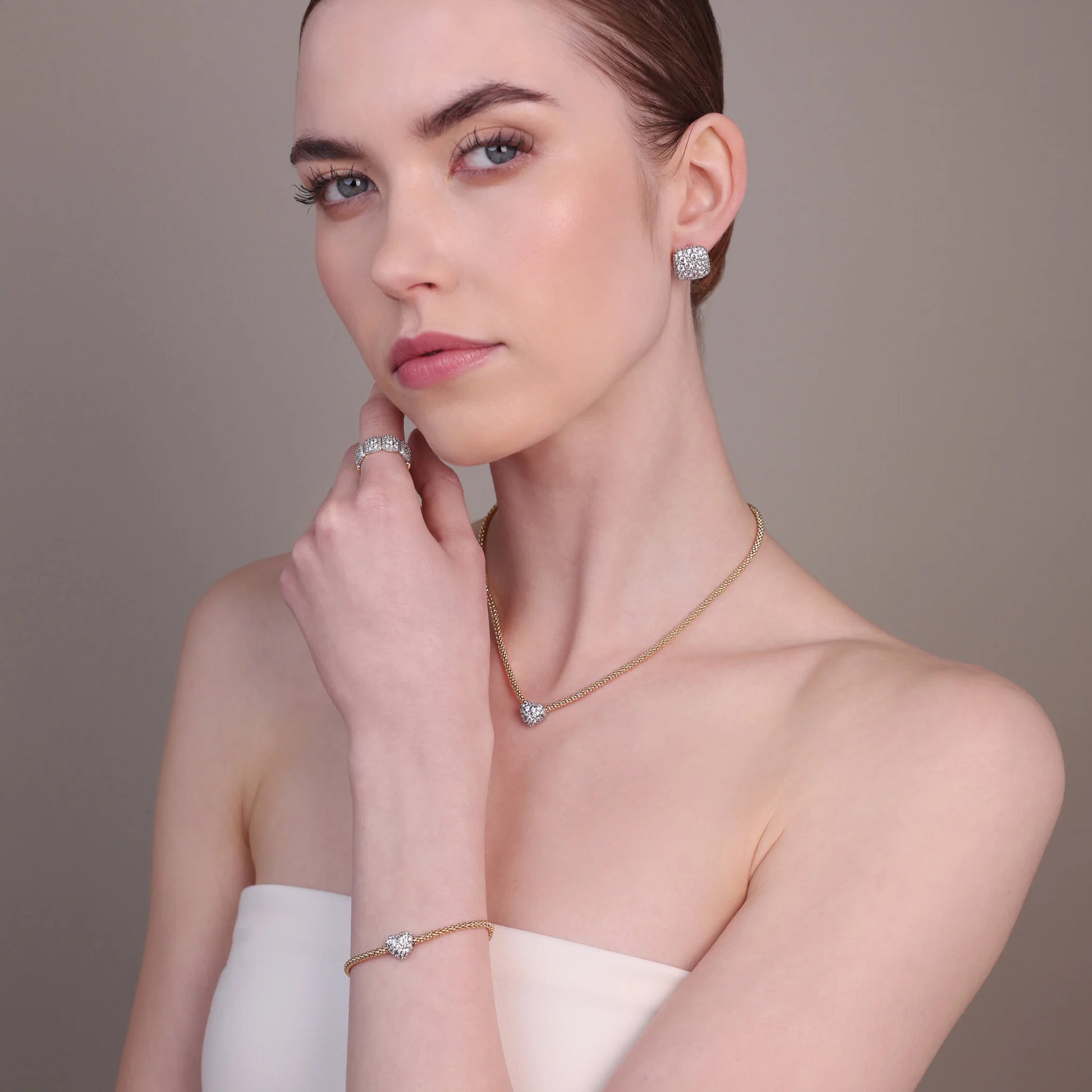 Boucles d'oreilles à lobe carré doré avec pavé de zirconium cubique