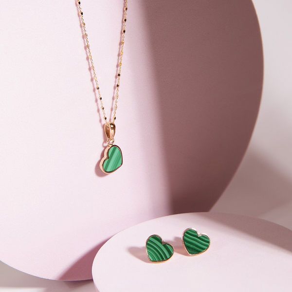 Set aus Ohrsteckern und Halskette mit grünen Malachit-Herzen