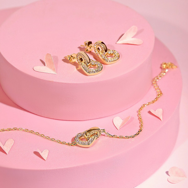 Parure Bracelet et Boucles d'Oreilles Pendantes Dorées avec Double Élément Pavé Cœur et Maillon Ovale en Zircons Cubiques